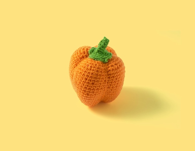 Pimiento amarillo tejido con lana hecho a mano en crochet Amigurumi pimiento