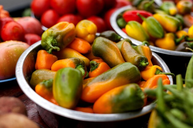 Pimiento dulce pimiento picante Un contador de verduras en un mercado callejero