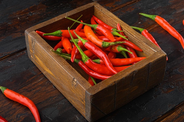 Pimiento fresco en caja de madera sobre una vieja mesa de madera oscura