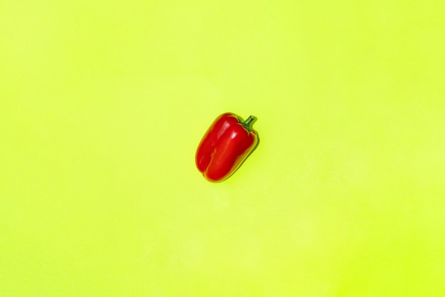 Pimiento fresco sobre fondo amarillo