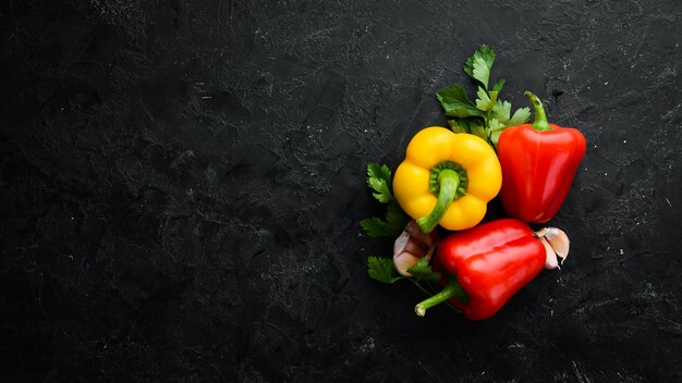 Pimiento fresco sobre un fondo de piedra negra Vista superior Espacio libre para el texto