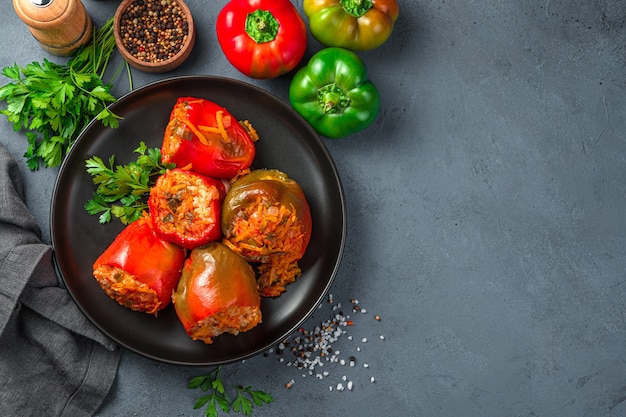 Pimiento guisado casero relleno de arroz de pavo y verduras comida sana