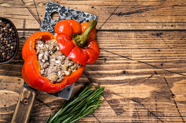 Pimiento morrón asado con carne, arroz y verduras