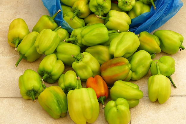 Pimiento morrón fresco recién cogido del mercado