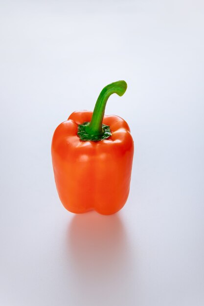 Pimiento naranja maduro fresco aislado en blanco