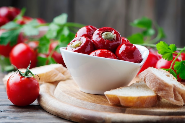 Pimiento picante relleno italiano con alcaparras y atún