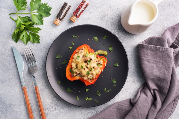 Pimiento relleno con arroz, champiñones y queso con hierbas