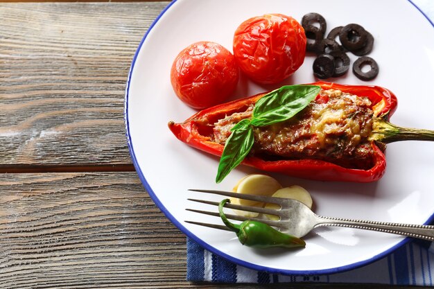 Pimiento relleno de carne y verduras