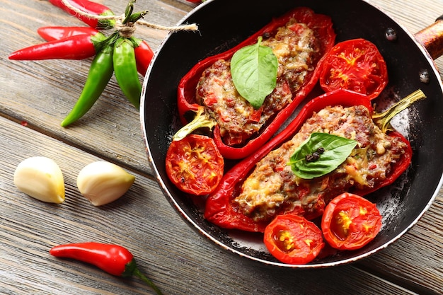 Pimiento relleno de carne y verduras