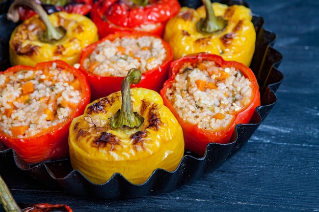 Pimiento relleno o guiso de pimiento con arroz y carne picada.