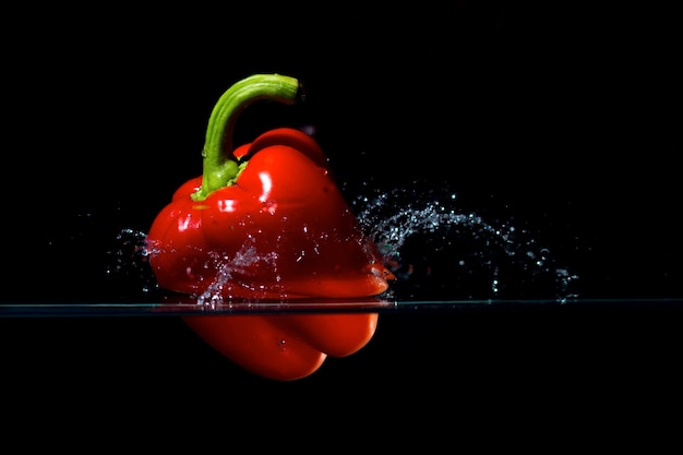 Pimiento rojo en agua