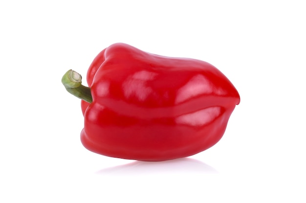 Pimiento rojo aislado en blanco