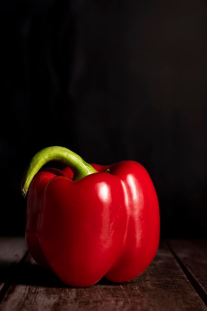 El pimiento rojo se encuentra en la mesa de la cocina