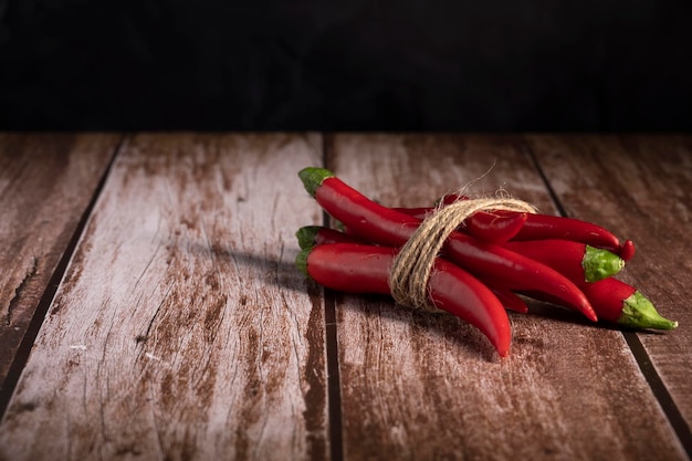 Foto el pimiento rojo se encuentra en la mesa de la cocina