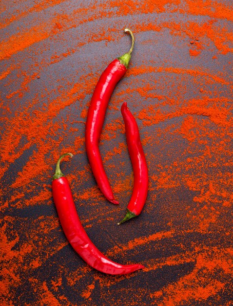 Pimiento rojo fresco sobre negro