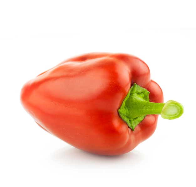 Un pimiento rojo grande aislado en blanco