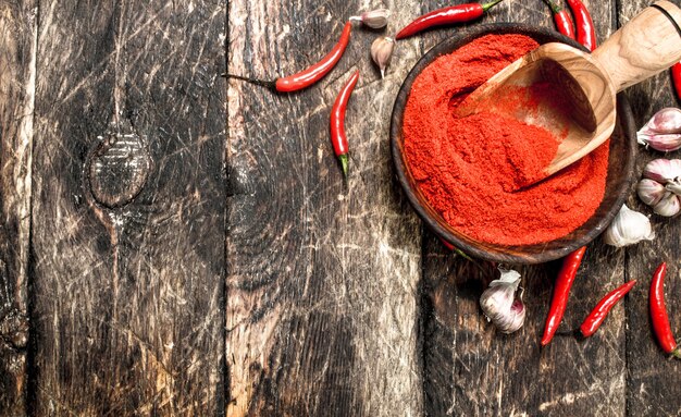 Pimiento rojo molido en un bol con ajo