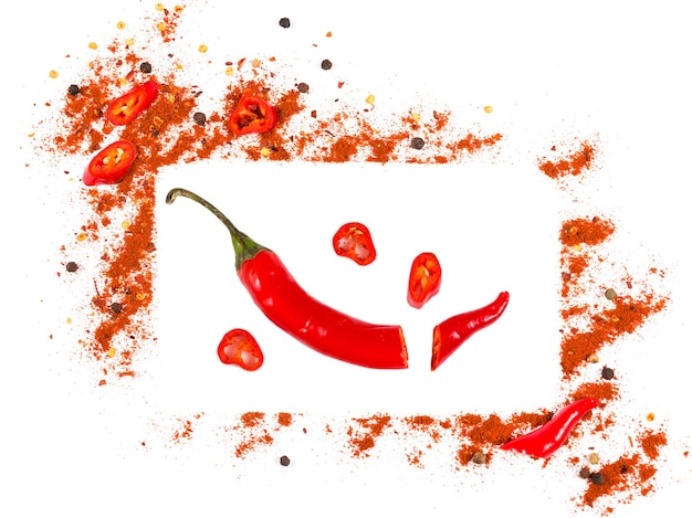 Pimiento rojo orgánico fresco crudo, hojuelas y ají molido seco con rodajas. Especias de pimienta surtidas sobre fondo negro. Condimentos para marco de alimentos. Ingredientes de especias caseros para cocinar.