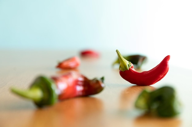 Pimiento rojo orgánico sobre mesa de madera