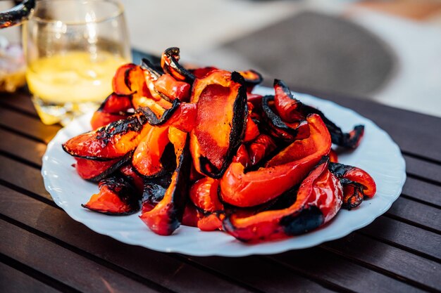 Pimiento rojo a la parrilla en el plato parrilla vegetal al horno pimiento a la parrilla porción fresca lista para comer