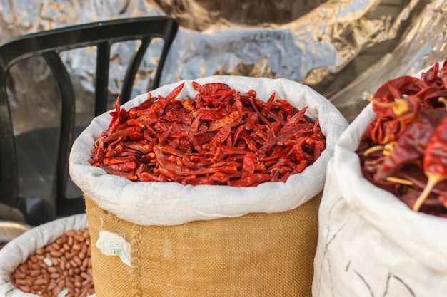 Pimiento rojo picante en el mercado de Jerusalén, Israel