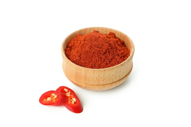 Pimiento rojo picante en polvo y rodajas aislado sobre fondo blanco.