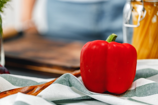 Pimiento rojo en una servilleta en la mesa de la cocina de cerca