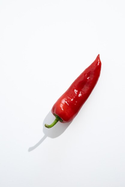 Pimiento rojo sobre un fondo blanco con sombra Dieta saludable Comida vegetariana