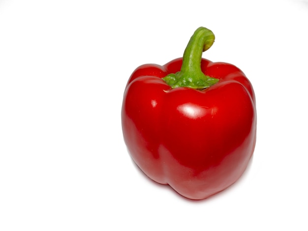 Pimiento rojo sobre un fondo blanco Un vegetal saludable en gotas de agua Cosecha agrícola