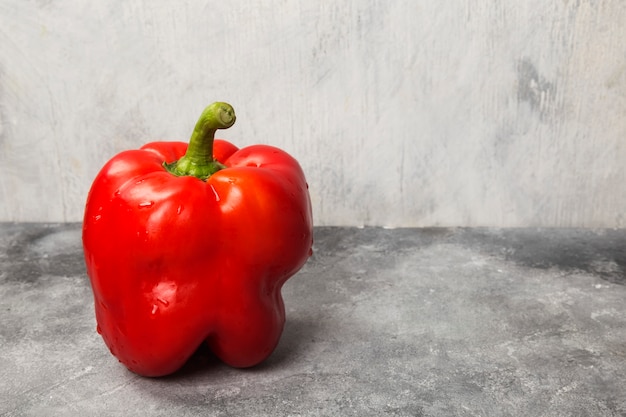 Foto pimiento rojo sobre fondo gris. copia espacio fondo de comida