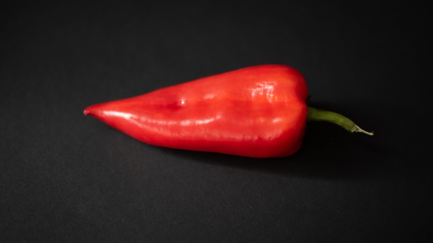 pimiento rojo sobre un fondo negro oscuro