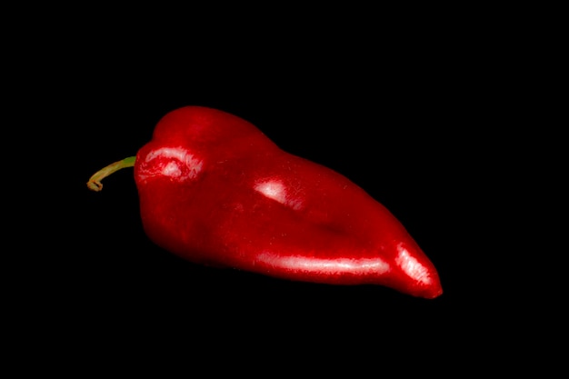 Pimiento rojo sobre fondo negro.