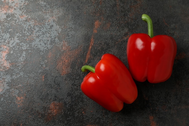 Pimiento rojo sobre fondo oscuro, cerrar