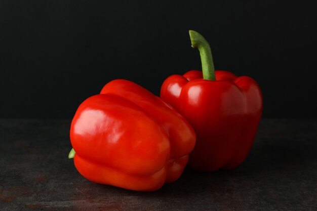 Pimiento rojo sobre la mesa oscura, cerrar