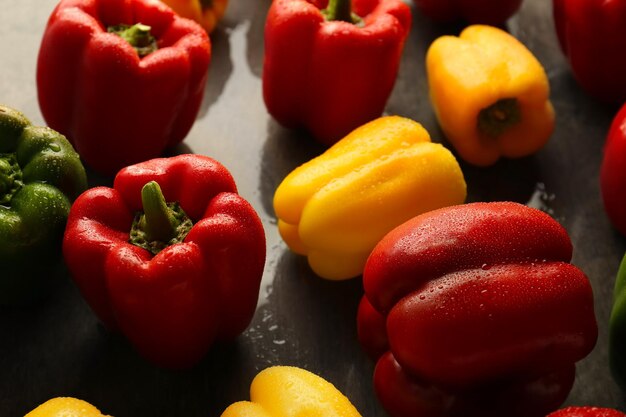 Pimiento rojo, verde y amarillo en la mesa de cerca