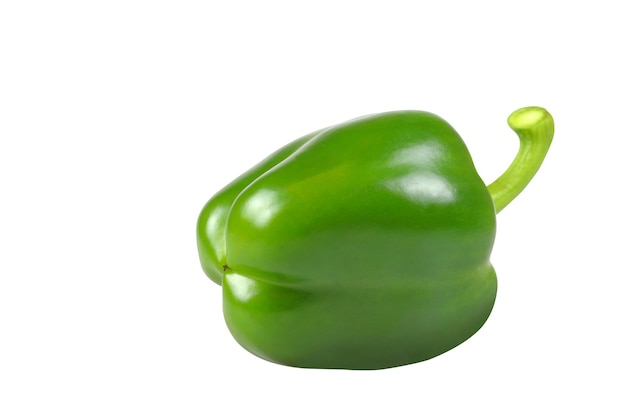 pimiento verde aislado sobre fondo blanco