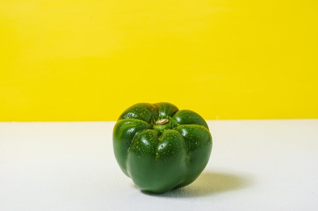 Pimiento verde dulce para saludable sobre fondo blanco amarillo Comida sana y concepto vegano Espacio en blanco