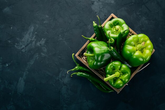 Pimiento verde fresco y ají en una caja de madera Vista superior Espacio libre para texto