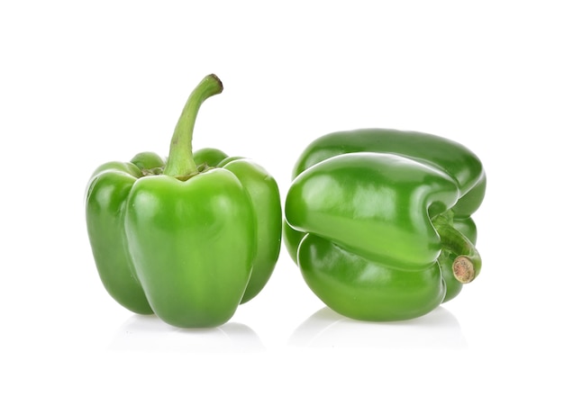 Pimiento verde fresco (capsicum) aislado en blanco