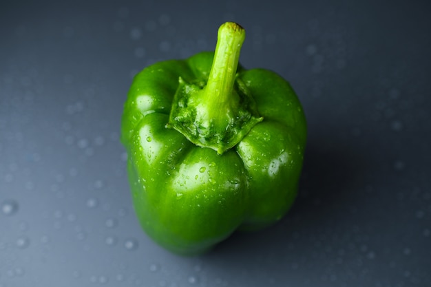 Pimiento verde con gota de agua