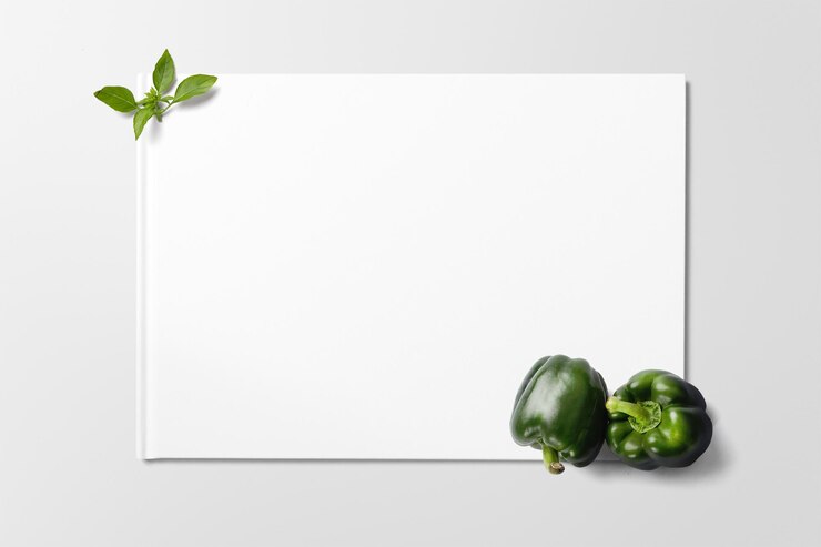 Pimiento verde con hojas de albahaca sobre fondo limpio con espacio para texto