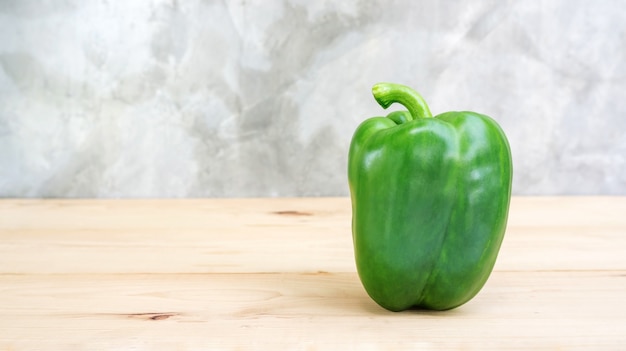 Pimiento verde en una mesa de madera.