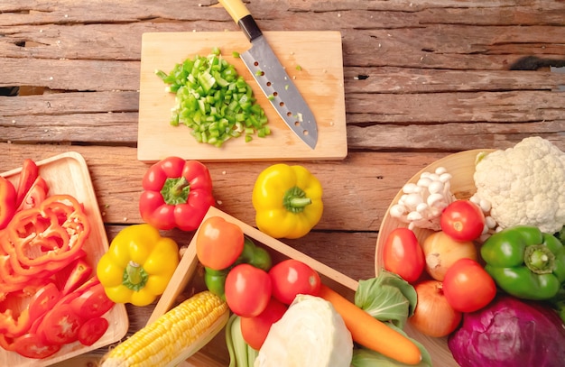 pimiento verde pequeño en rodajas en la tabla de cortar