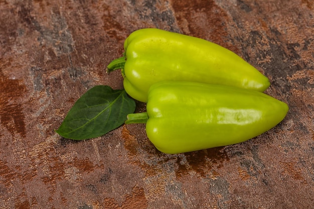 Pimiento verde sobre fondo de madera