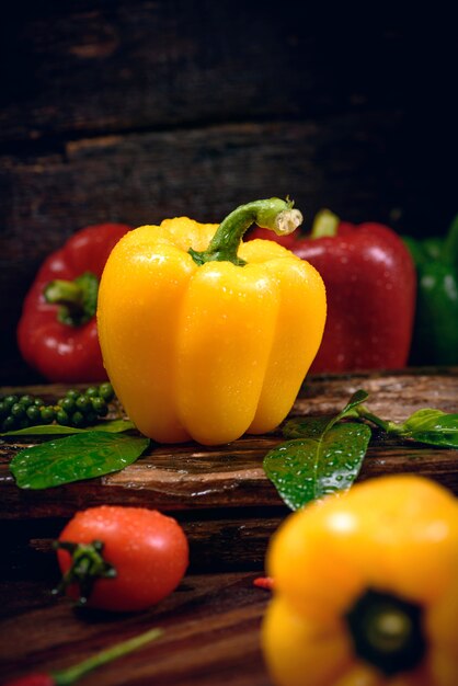 Pimiento con verduras en el viejo piso de madera