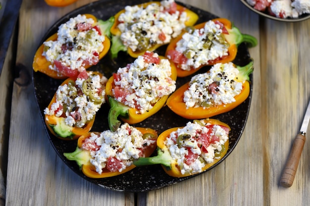 Pimientos amarillos rellenos de ricotta y aceitunas.