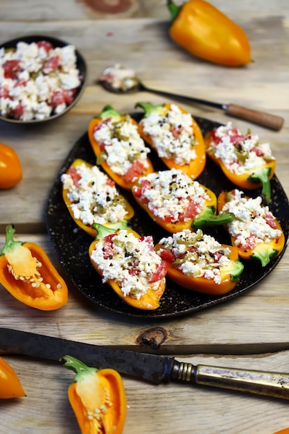 Pimientos amarillos rellenos de ricotta y aceitunas.