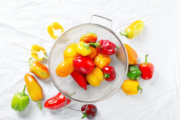 Pimientos amarillos, rojos y verdes lavados