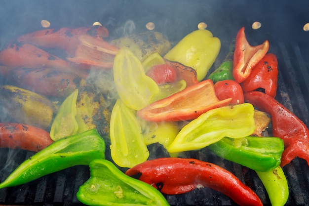 Pimientos asados de colores a la parrilla.