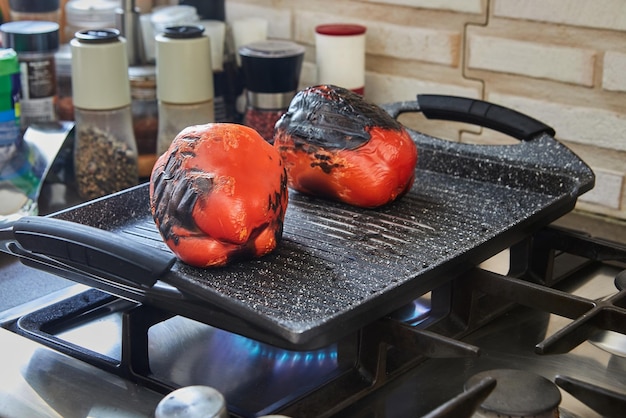 Los pimientos asados en un plato acanalado se fríen a fuego lento